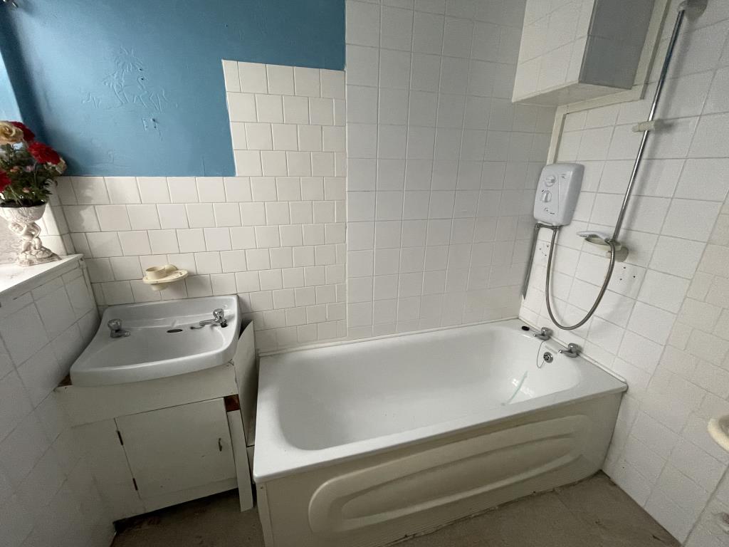 Lot: 112 - SEMI-DETACHED HOUSE FOR IMPROVEMENT - bathroom